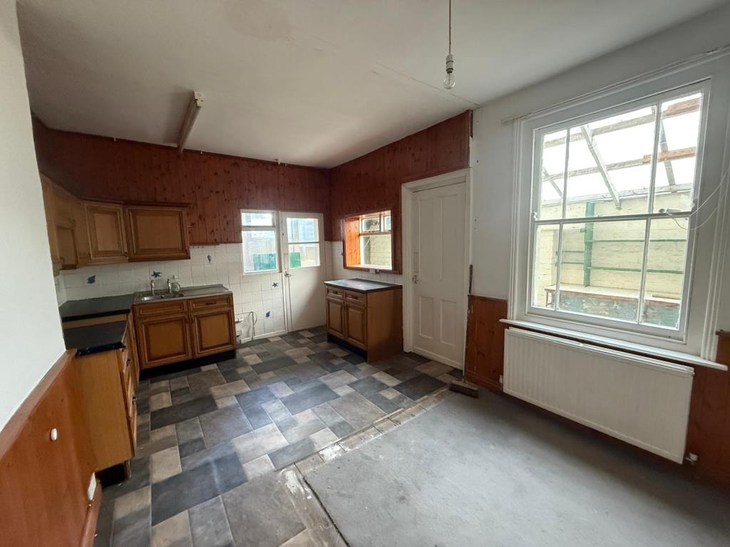 Lot: 97 - THREE/FOUR-BEDROOM TWO BATHROOM HOUSE FOR IMPROVEMENT - Kitchen